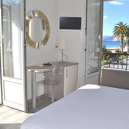 邦卡尔多酒店 酒店 菲纳莱利古雷